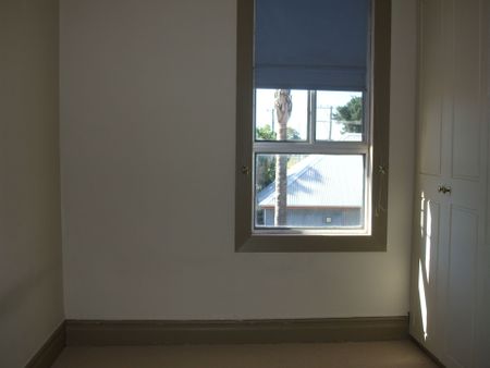 Charming Two Bedroom Terrace House! - Photo 3