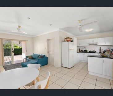 Renovated Villa â New Floors, New AC, Furnished! - Photo 5