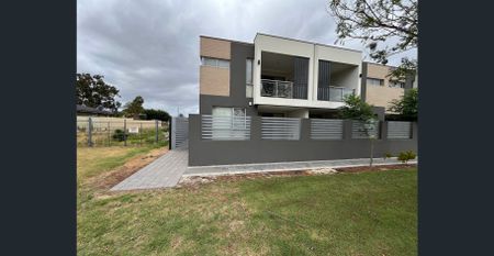 2 Bed, 2 Bathroom, 2 Car-bays in a Secure Complex ! - Photo 3