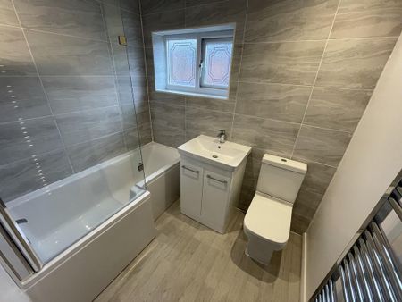 3 bedroom semi-detached house to rent - Photo 2