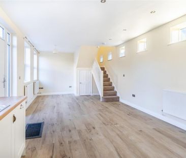 1 bedroom mews to rent - Photo 6