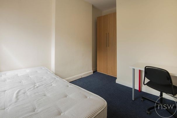 6 bedroom end of terrace house to rent - Photo 1