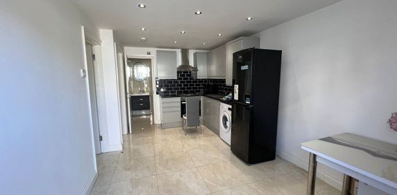 double room in two bedroom flat for two females- £800 - Photo 2