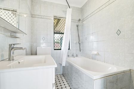 Freshly Repainted Family Home - Photo 3