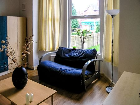 Flat 2, 63 BRUDENELL ROAD Leeds - LS6 1HA - Photo 2