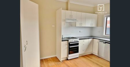 EXTRA LARGE FIVE BEDROOM PLUS 3 BATHROOMS - Photo 3