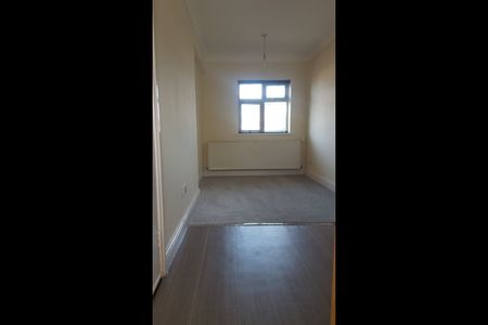 Studio Flat, Eastern Avenue, IG2 - Photo 3
