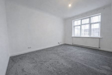 4 Bedroom House To Let - HP12 - Photo 3