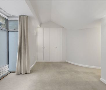 A rare opportunity to rent a stunning four bedroom house in central... - Photo 2