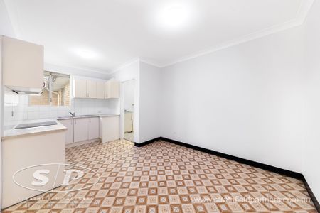 Top Floor Apartment! - Photo 2