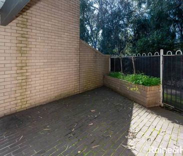 STUNNING IDEALLY LOCATED TOWNHOUSE - Photo 4