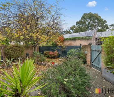 Bright & Charming Townhouse with Courtyard - Photo 6
