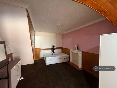 1 bedroom in a flat share to rent - Photo 3