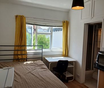 Studio Flat, St. Johns Road, NW11 - Photo 2