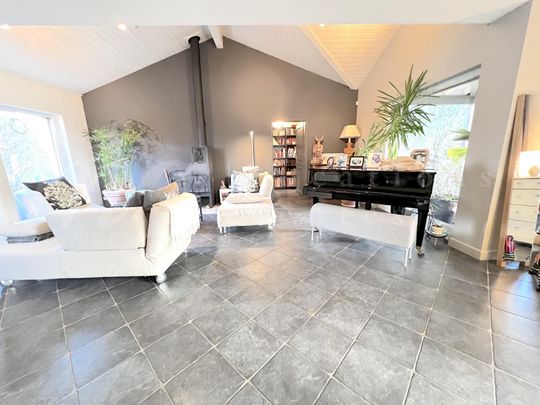 VERY BEAUTIFUL SINGLE FAMILY HOUSE OF 250 m2 LIVING AREA WITH LARGE GARDEN OF 1100 m2 - Foto 1