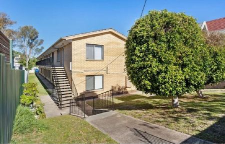 Two Bedroom Upstairs Unit - Photo 5