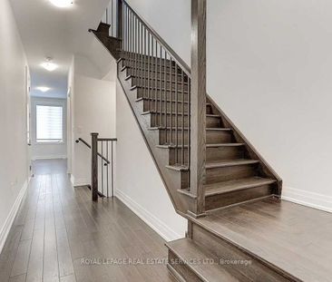 Townhouse For Lease | N8125630 - Photo 4