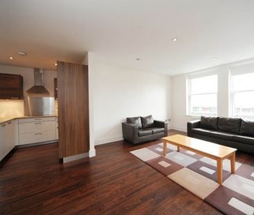 Modern and stylish 3 double bedroom apartment available now - Photo 3