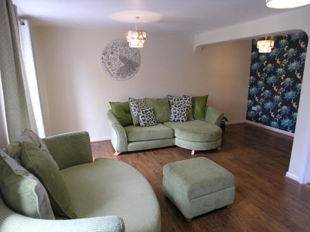 4 bedroom semi-detached house to rent - Photo 2