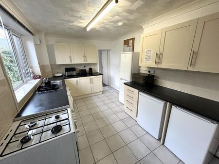 1 bedroom in a house share to rent - Photo 4
