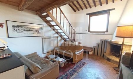 Appia Antica: Charming, newly renovated loft, fully equipped kitchen, living room with fireplace, loft bedroom, modern bath. Antique ceilings, air conditioning. Located in beautiful historic complex direclty in front of archeological parks. Ref 2271 - Photo 4