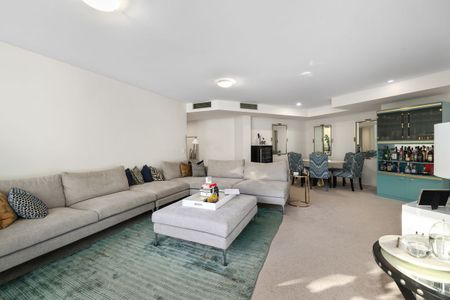 Refined and Oversized Three Bedroom Residence - Photo 3