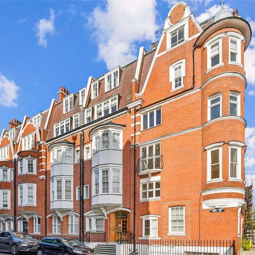 A spacious two bedroom apartment set within this prestigious portered building and offering communal garden access. - Photo 1