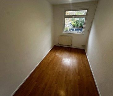 3 bedroom end of terrace house to rent - Photo 2
