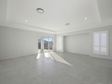 Near-new, premium family home - Photo 5