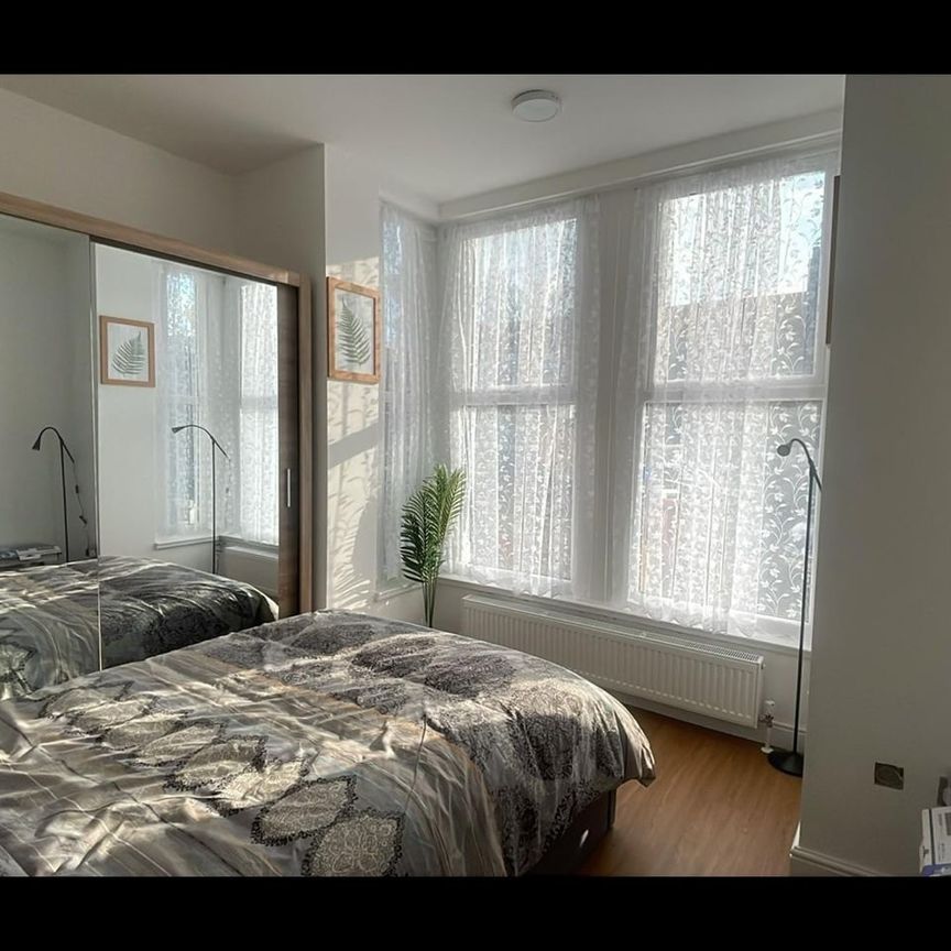 2 Bed Flat, Ilford, IG1 - Photo 1