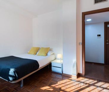 Room in a shared 9-bedroom apartment for rent in Colina. - Foto 3