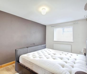3 bed terraced house to rent in Farm Crescent, Slough, SL2 - Photo 1
