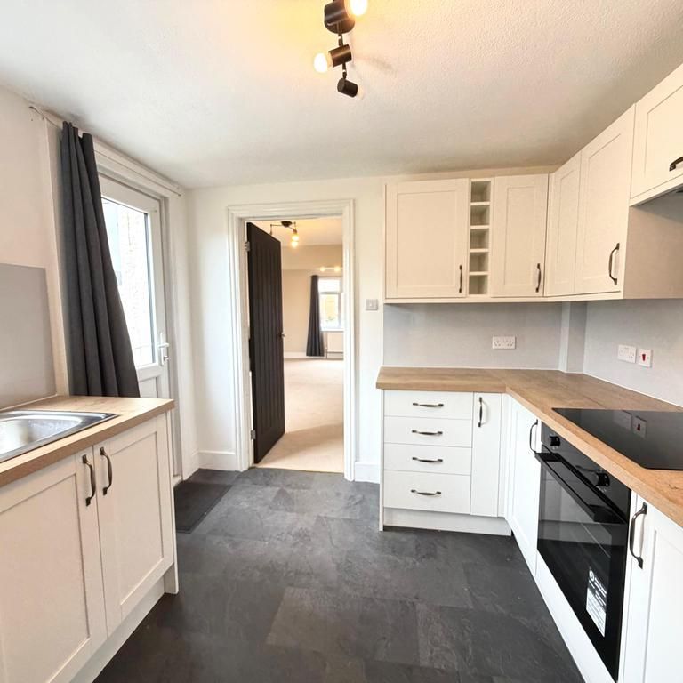 3 bedroom semi-detached house to rent - Photo 1