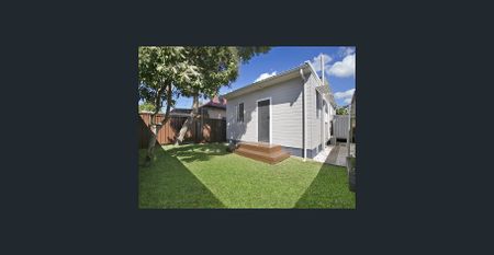 ELEGANT FREESTANDING COTTAGE - Photo 3