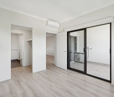 Boutique Top-Floor Applecross Living - Available NOW - Photo 4