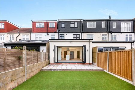 A gorgeous four bedroom family home, which has just been refurbished throughout. - Photo 2