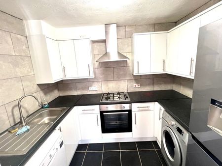 2 Bed Flat, Hazelwood Close, HA2 - Photo 4