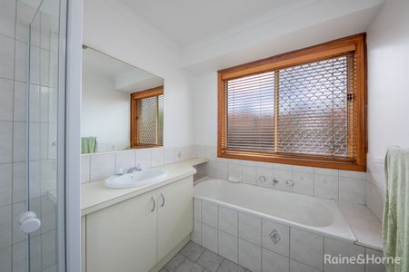 charming 3 bedroom home - Photo 5