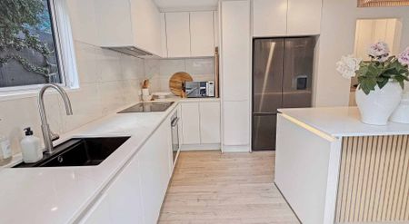 ST ALBANS - FOUR BEDROOM RENOVATED HOME IN GREAT SCHOOL ZONES - Photo 2