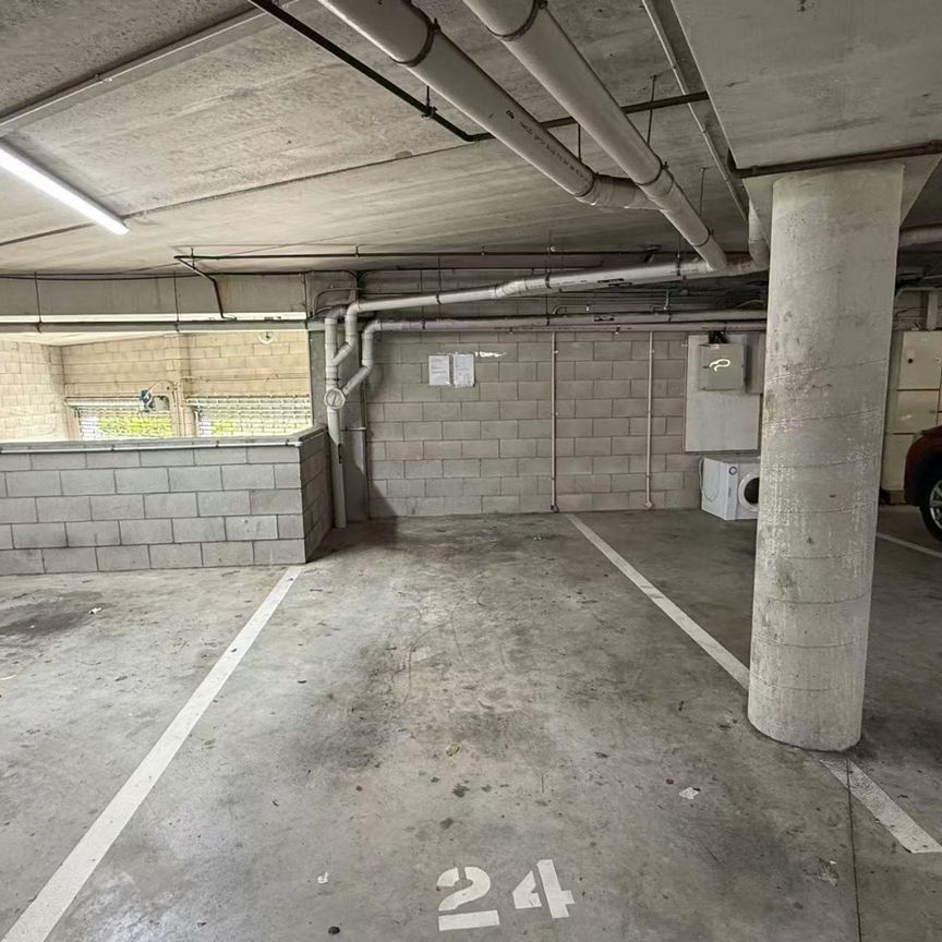 City-Fringe Living – Modern Apartment in Eden Terrace - Photo 1