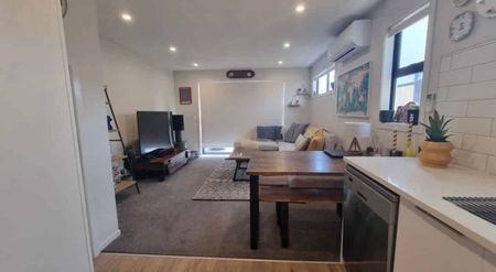 Modern 2-bedroom townhouse in great location - Photo 2