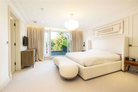 A delightful family home with swimming pool, bar and outdoor kitchen. - Photo 4