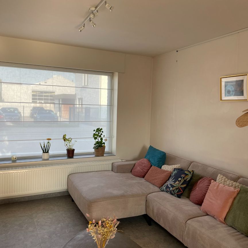 Twee slaapkamer gezinswoning (type halfopen) met ruim terras - Foto 1