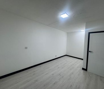 4 bedroom flat to rent - Photo 4