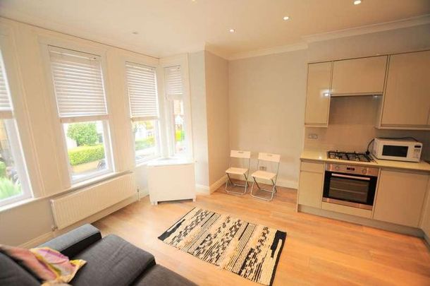 Ennismore Avenue, London, W4 - Photo 1