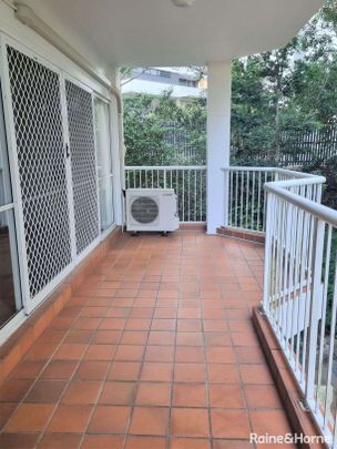 Great Location! Walk to Indooroopilly Shopping Centre! - Photo 1