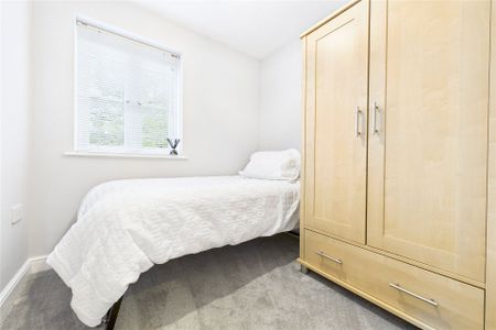 3 bedroom House in Goddards Close, Farnborough - Photo 3