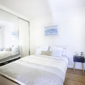 Bright One-Bedroom Apartment in Prime Beachside Location - Photo 2