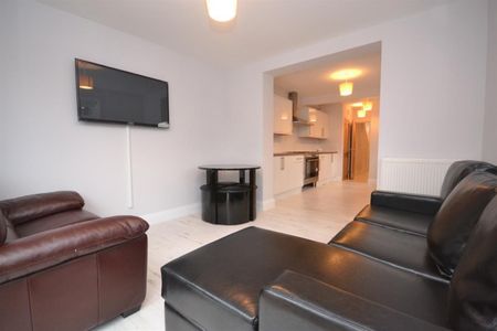 1 bedroom Flat To Let - Photo 2