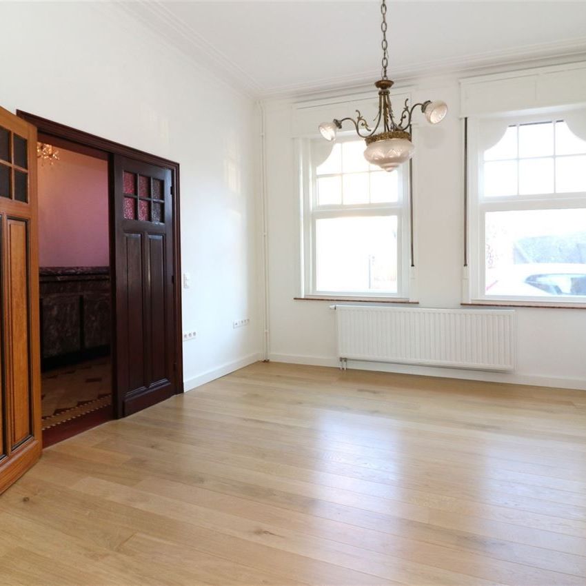 Vernieuwde, karatervolle woning met 4 slpk nabij station - Foto 1